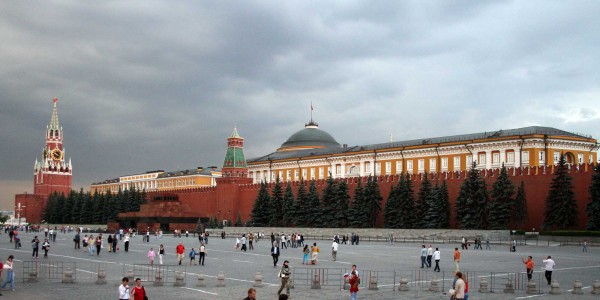 Rudé náměstí - Kremelská zeď v popředí s mauzoleem V. I. Lenina