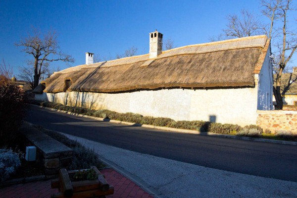 Kékkút - domek s rákosovou střechou