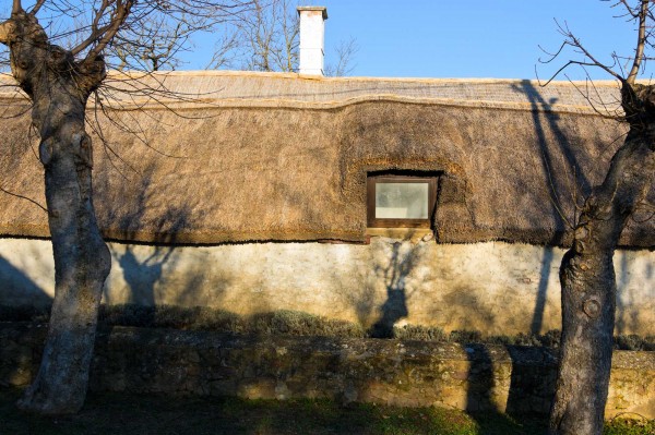 Kékkút - domek s rákosovou střechou - detail