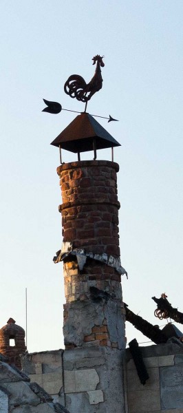 Kővágóörs - detail komína na vyhořelém stavení