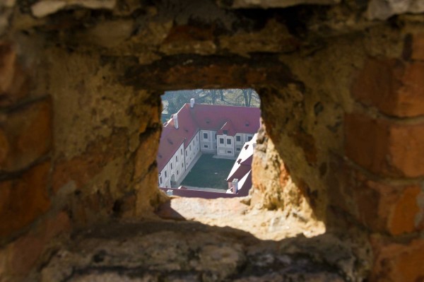 Hrad Sümeg – průhled střílnou na klášter v Sümegu