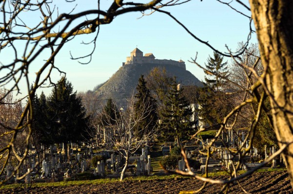 Pohled na hrad Sümeg z nedalekého městečka Tapolca, v popředí místní hřbitov